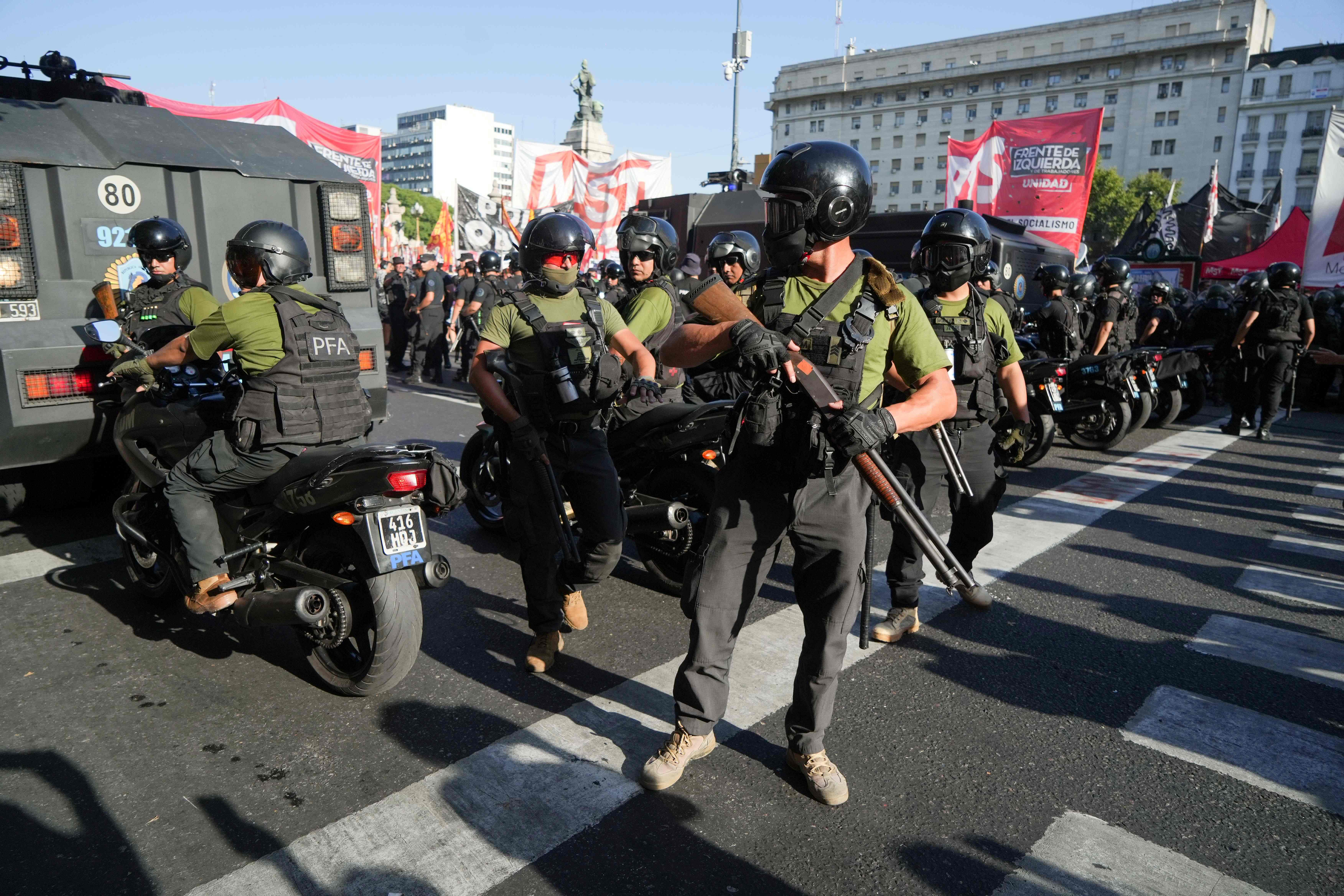 Incidentes Afuera Del Congreso Entre Militantes De Izquierda Y Fuerzas