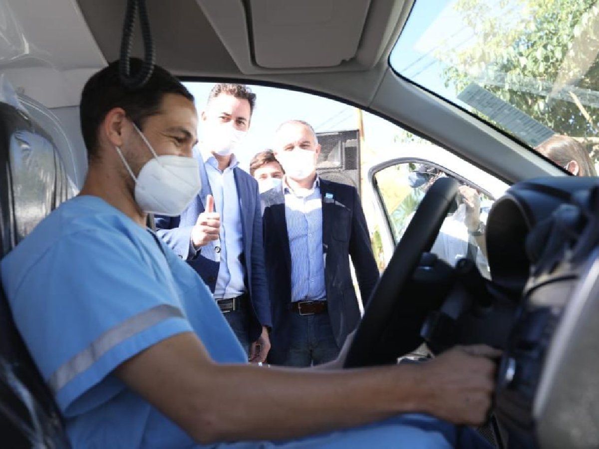 Calvo entregó unidad de traslado al hospital de Las Varillas            