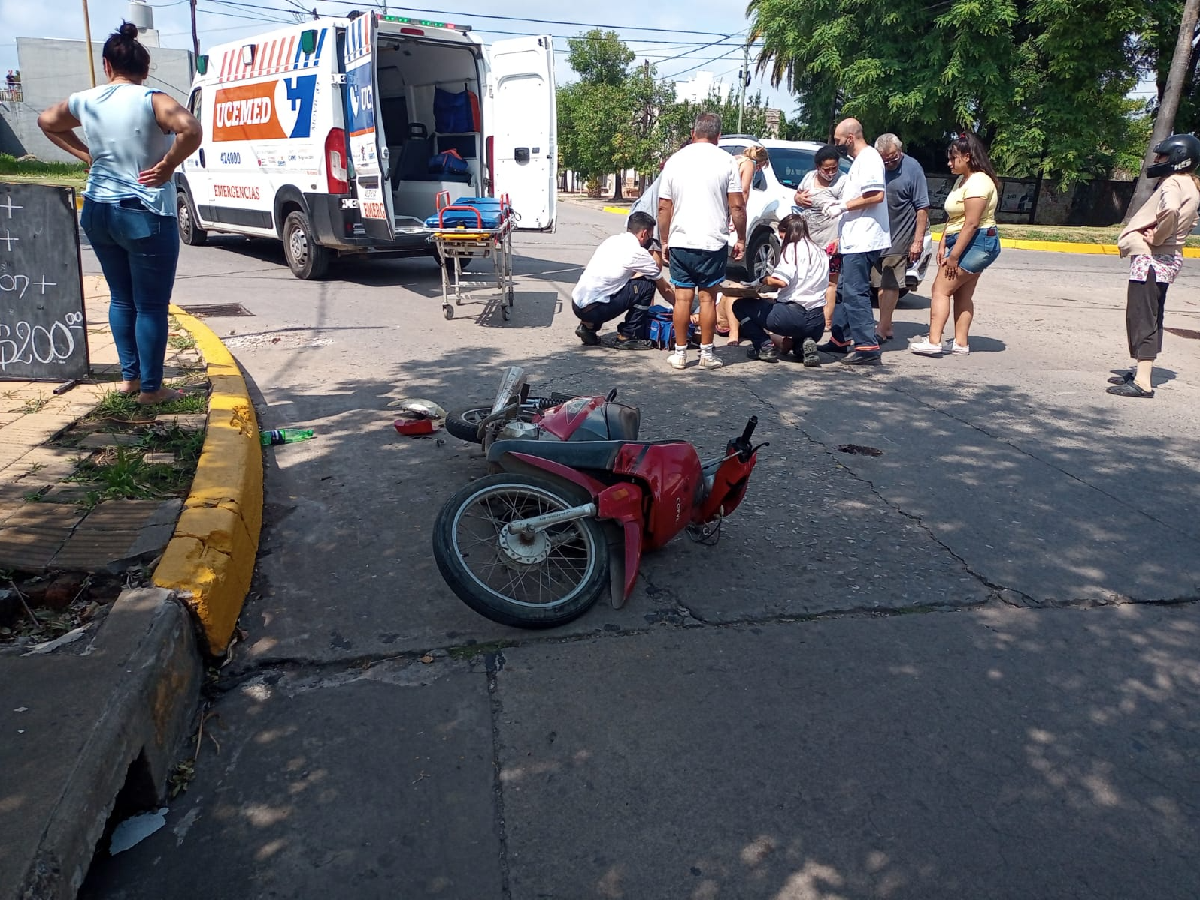 Menor lesionada al colisionar su moto con una camioneta