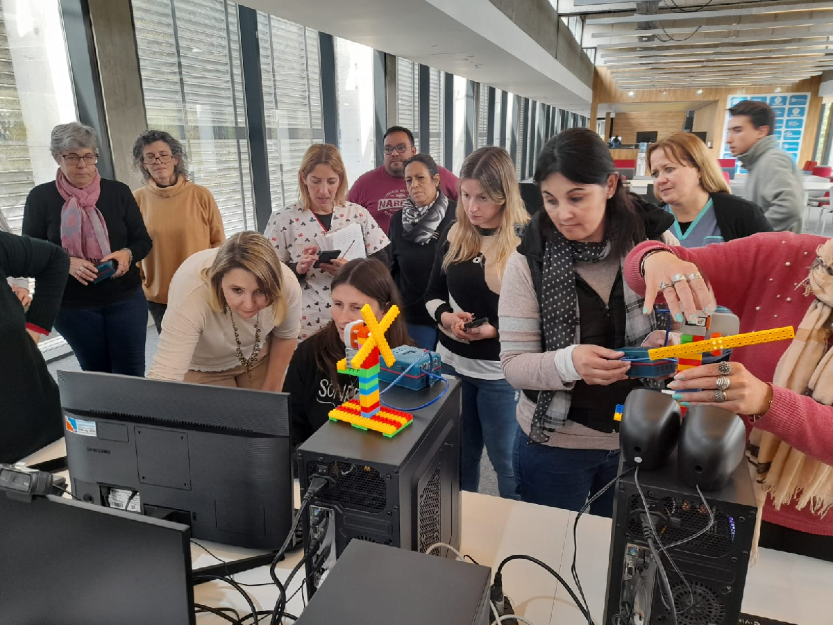 En la Tecnoteca capacitaron a docentes en Programación y Robótica – La ...