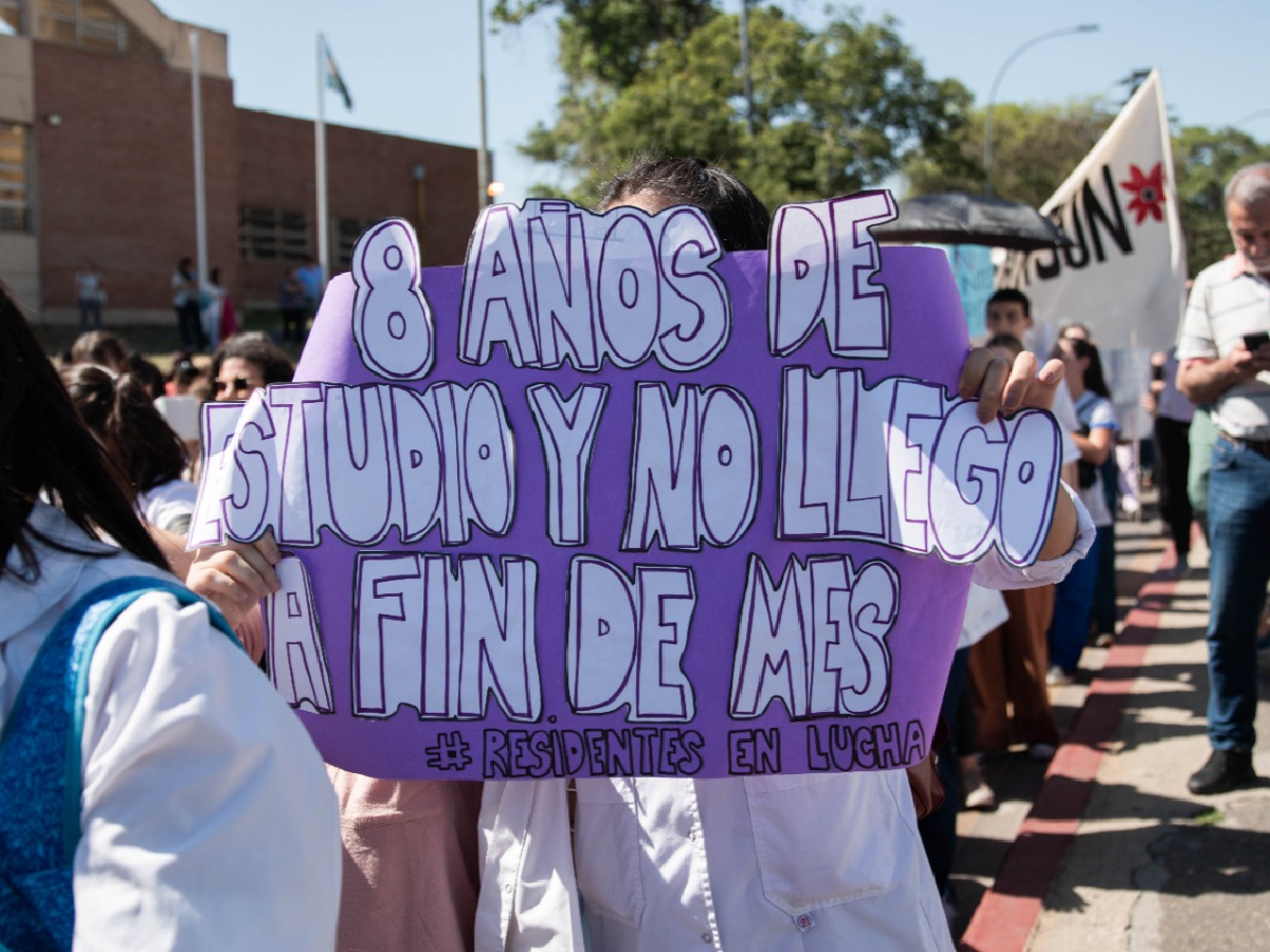 Trabajadores de la salud se movilizan en reclamo de mejoras en sus ...