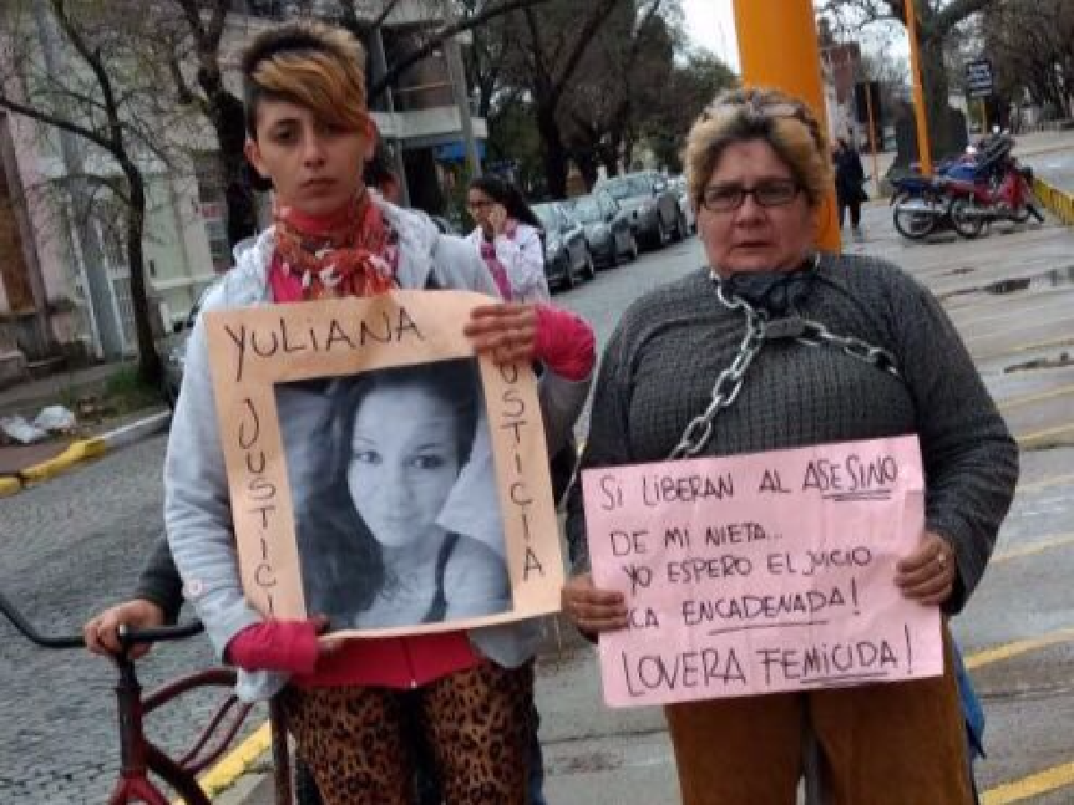 La abuela de Yuliana Chevalier se encadenó frente a la Policía ante la posible liberación de Lovera