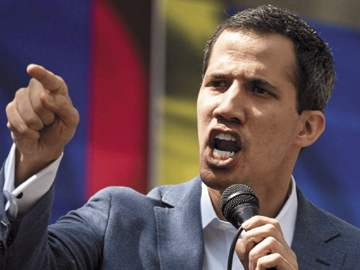 Guaidó jura como "presidente encargado de Venezuela" frente a una multitud