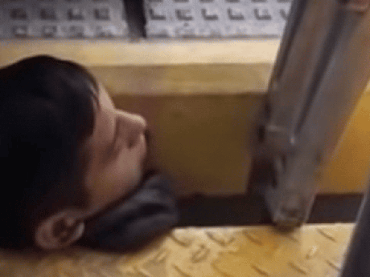[Video] Rescatan a joven que quedó atrapado entre un tren y el andén
