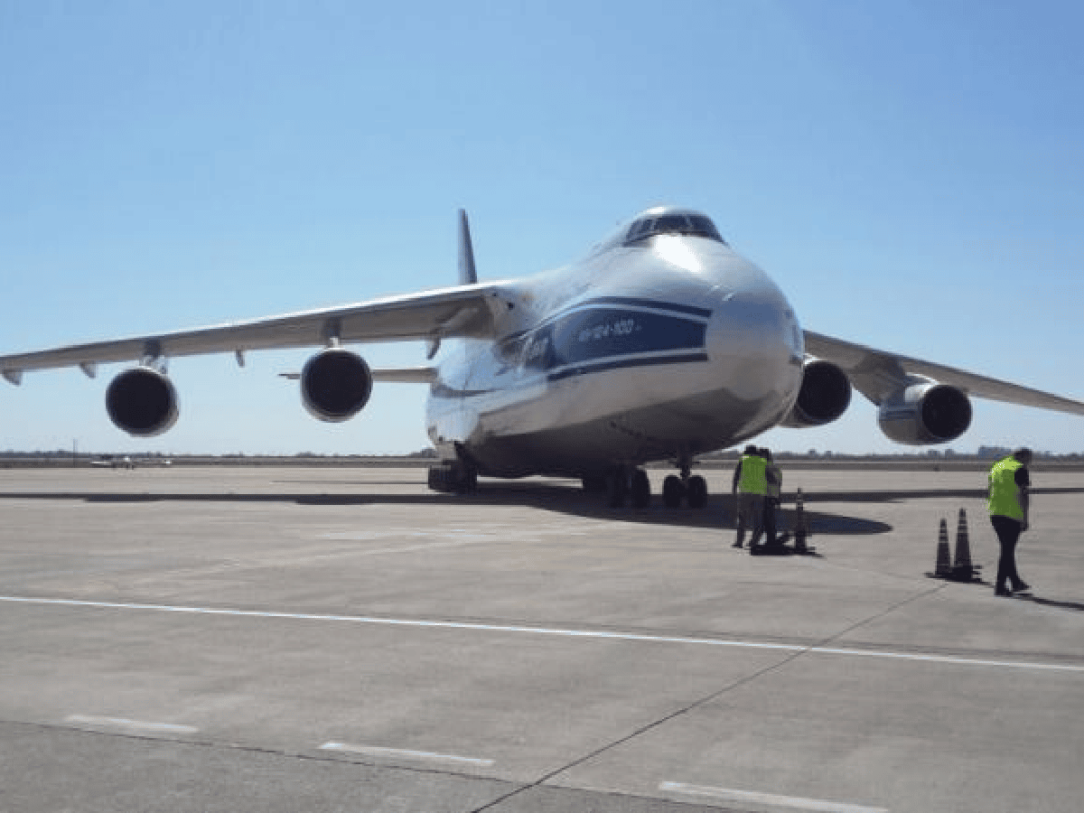 Aterrizó en Córdoba el avión de carga Antonov 124, uno de los más grandes del mundo