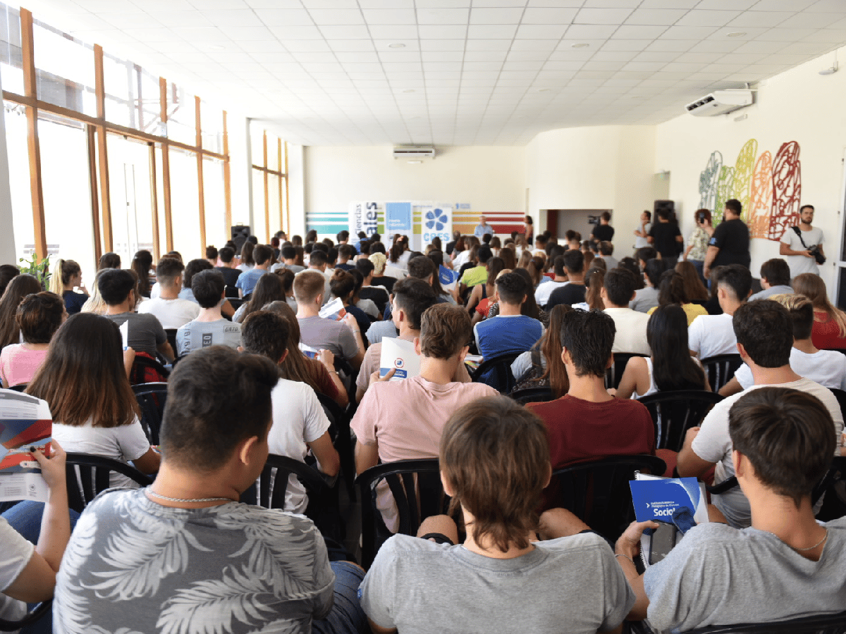  Con 150 estudiantes comenzó seminario para dos carreras del Cres   