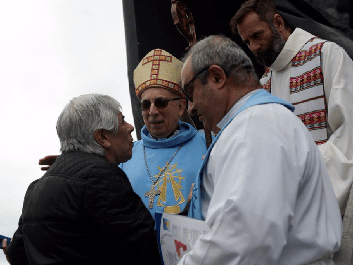 El obispo de Luján pidió "perdón" por la misa que hizo frente a la Basílica con los Moyano