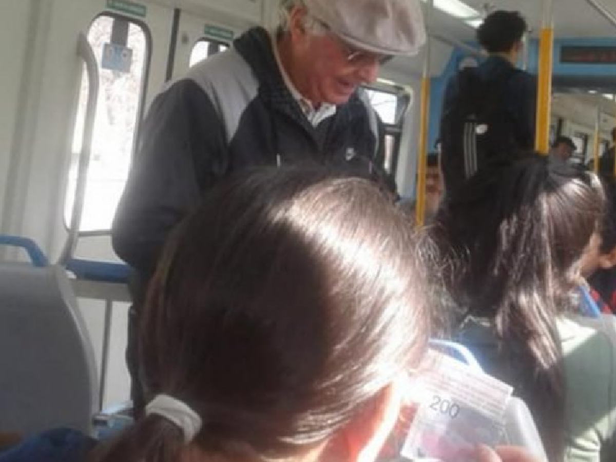 Un abuelo repartió billetes de 200 pesos en un tren
