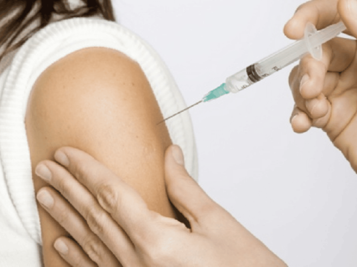 Ordenan al Gobierno restablecer vacuna contra meningitis para chicos de 11 años
