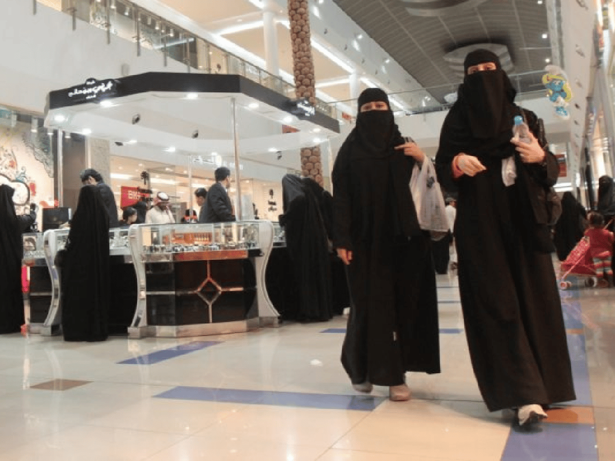 Arabia Saudita elimina acceso exclusivo para hombres solos a los restaurantes