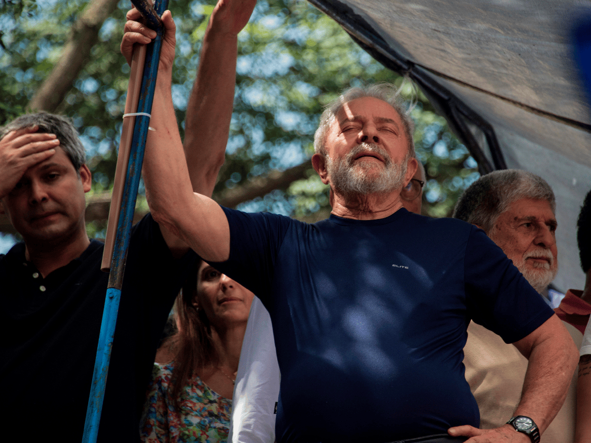 Lula se entregó a la policía en medio del caos y va rumbo a Curitiba donde quedará detenido 