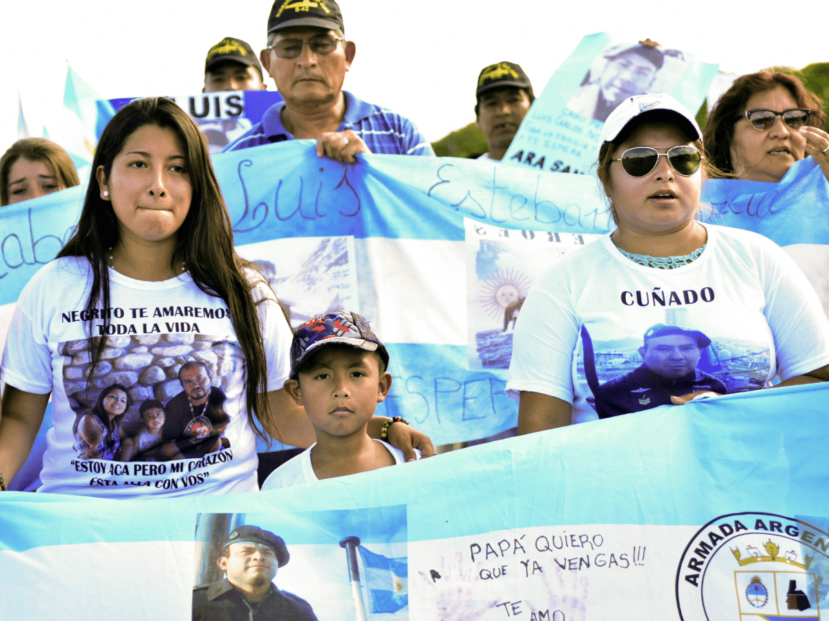 Familiares de tripulantes del submarino marcharon al cumplirse un mes de su desaparición