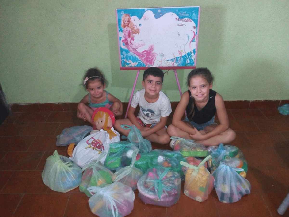 Un gesto para aplaudir: una familia de Frontera donó bolsas de juguetes para pasar la cuarentena