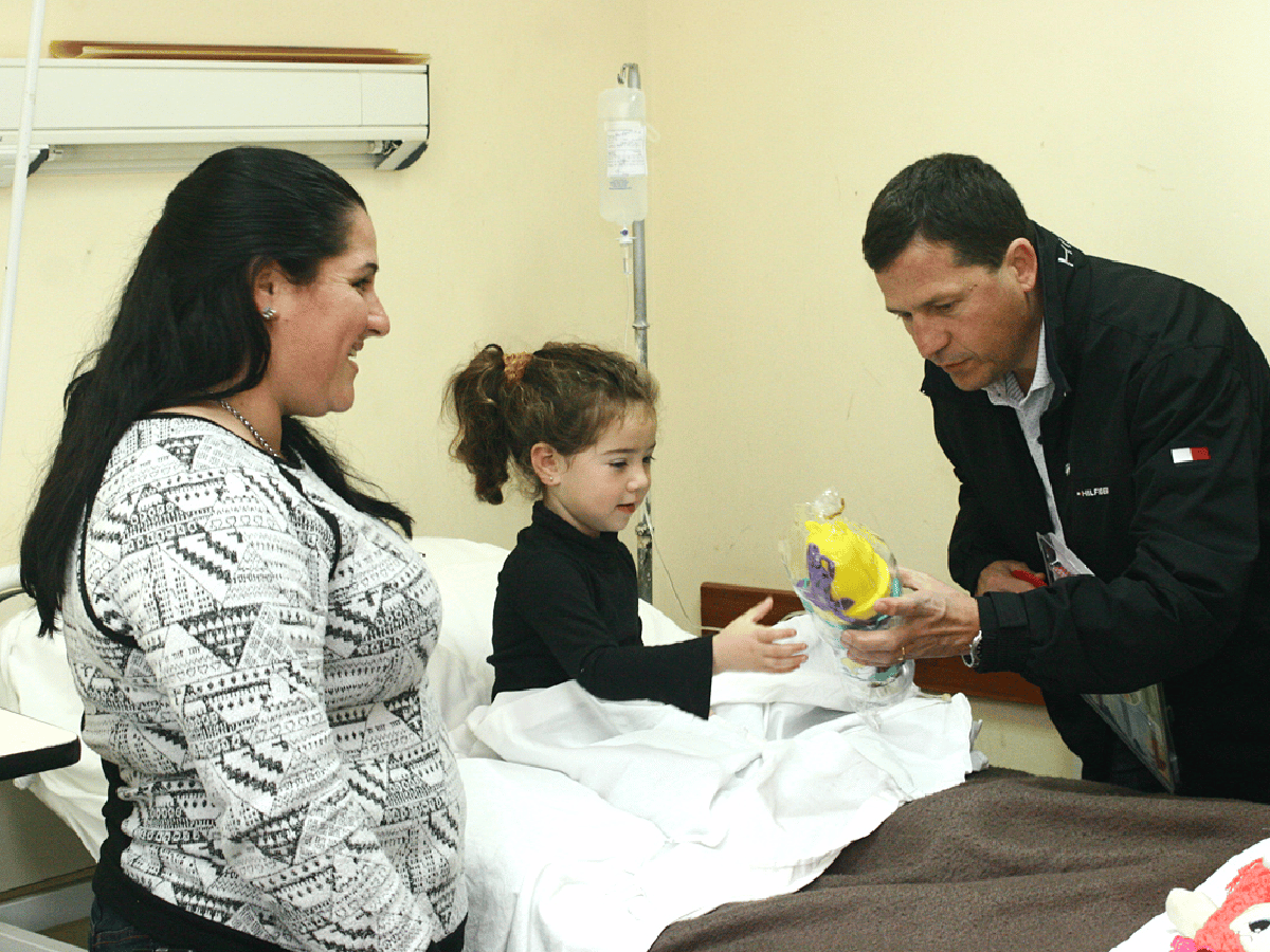Cravero repartió juguetes a niños internados en el hospital 