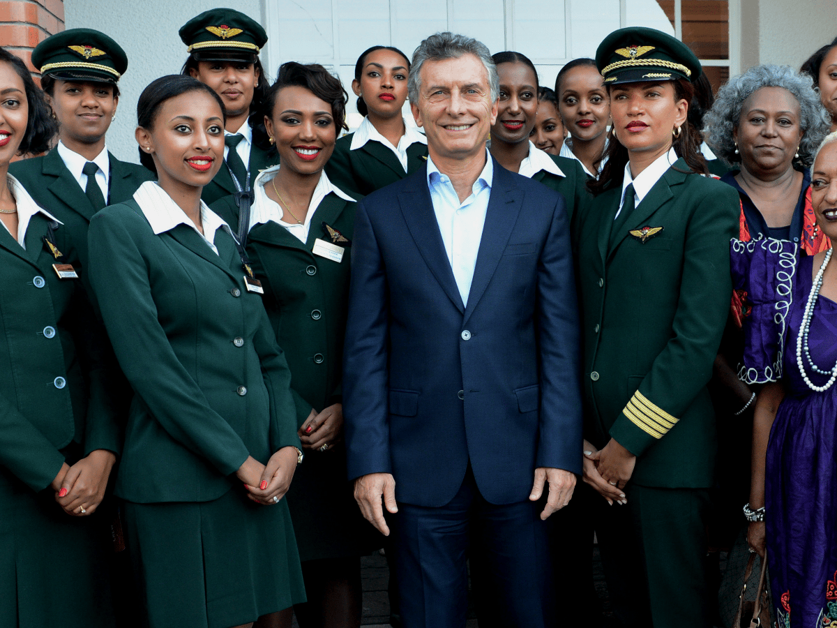 Macri recibe a tripulación de una aerolínea africana compuesta por 13 mujeres