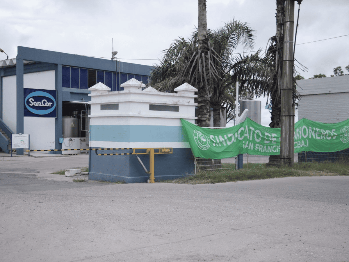 "Banderazo" en Devoto en defensa de la planta de Sancor