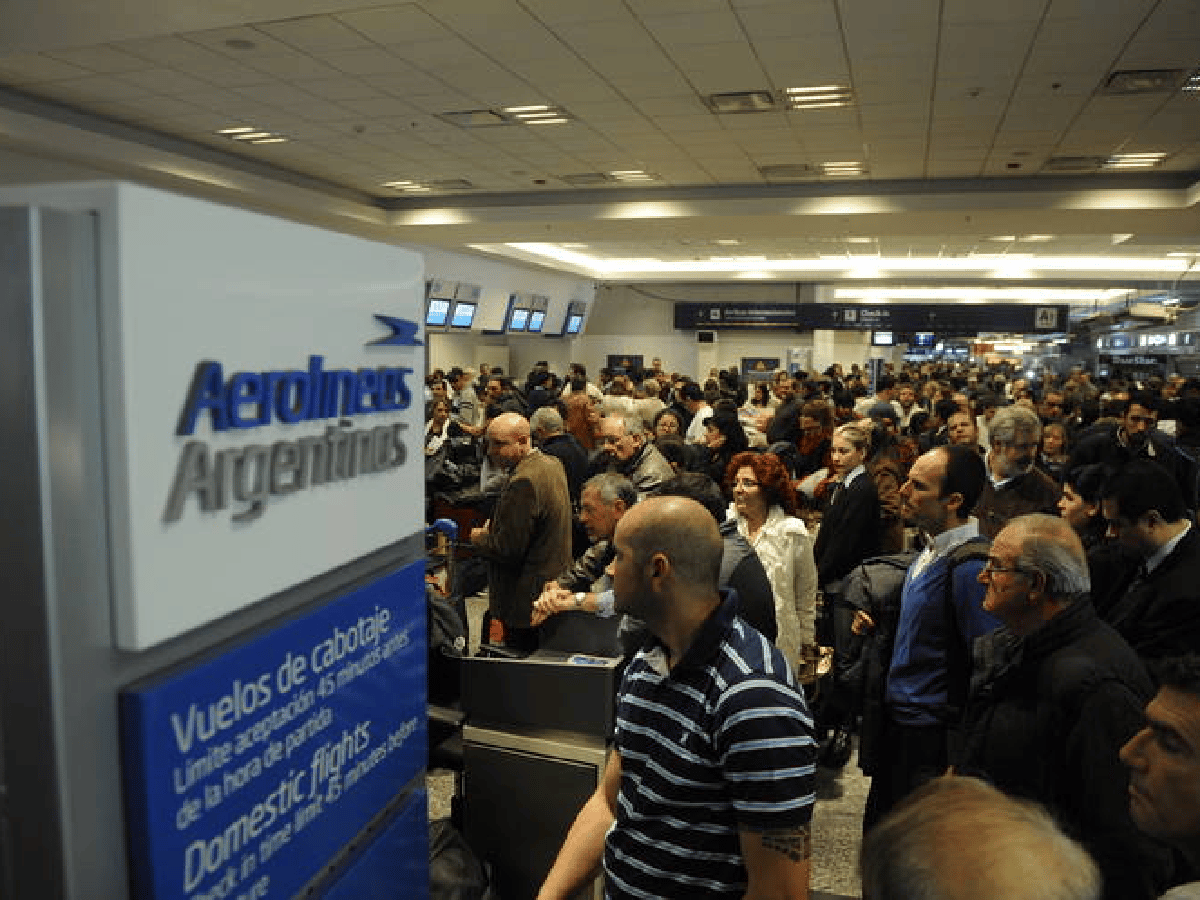 Por la paritaria trabada en Aerolíneas Argentinas y Austral, hubo vuelos cancelados en Aeroparque y Ezeiza