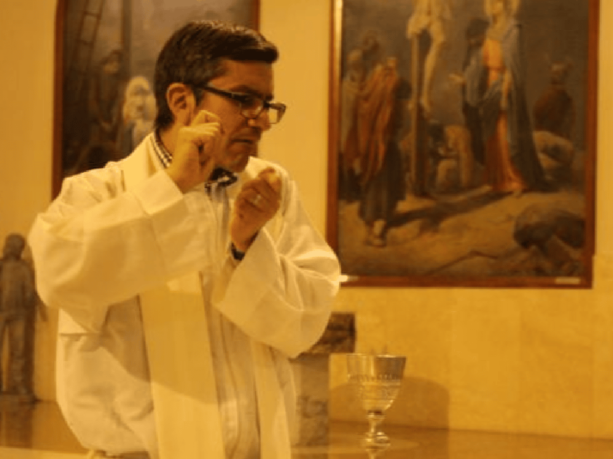 Un sacerdote cordobés ofrece misas con lenguaje de señas