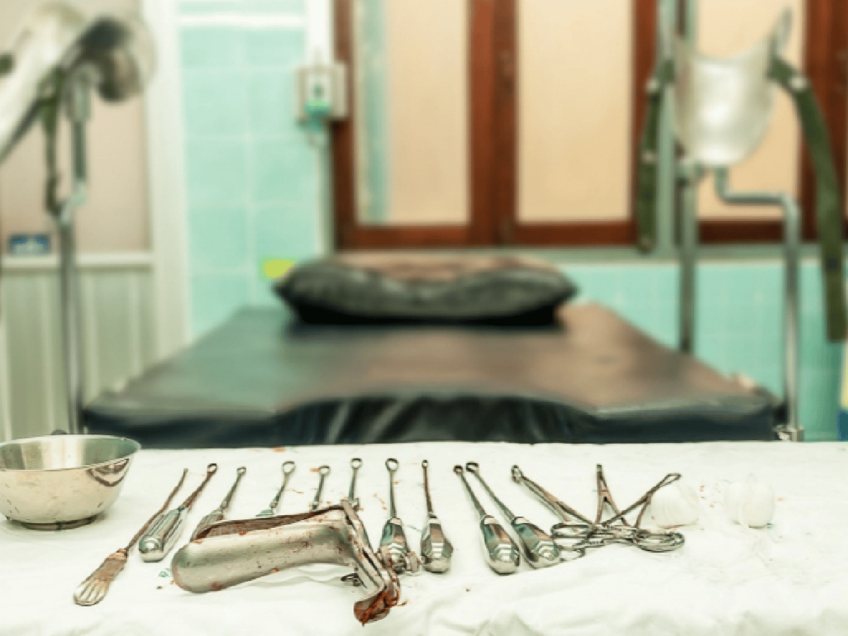 Detienen a un médico y a una falsa médica acusados de practicar abortos clandestinos en Rosario