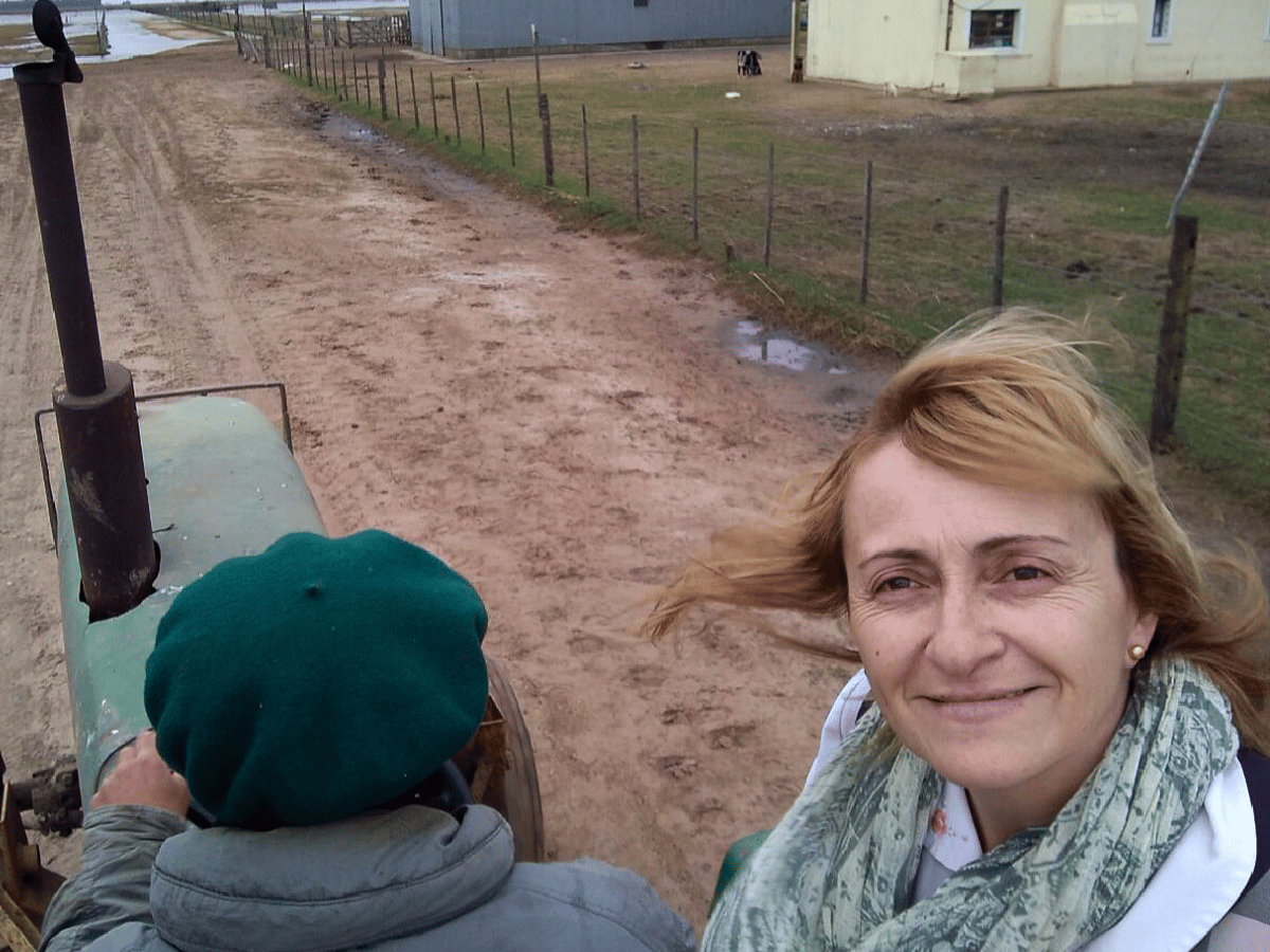 El agua aisló una escuela rural de General Villegas y la maestra va a las casas de sus alumnos para dar clases