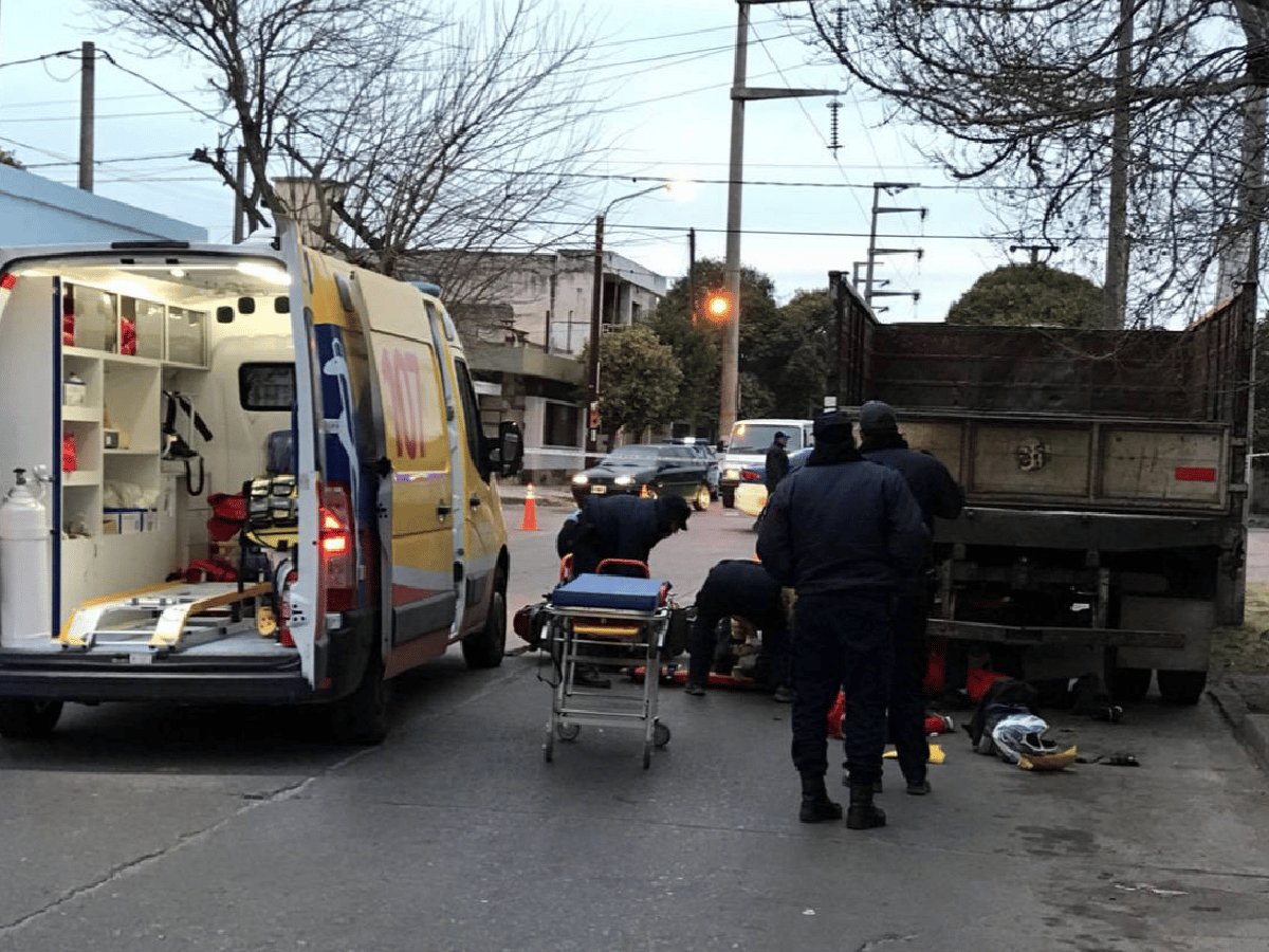 Murió una mujer luego de chocar un camión estacionado en Córdoba