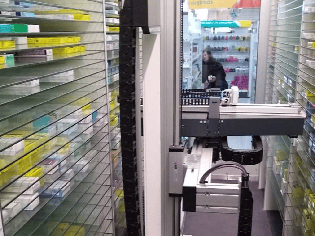 Robots atienden al público en dos farmacias sanjuaninas