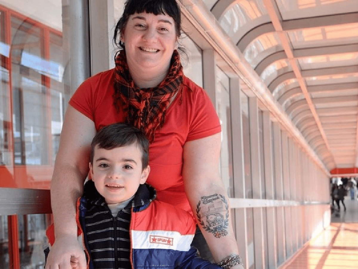Mamá se tatuó el Hospital Garrahan por salvar la vida de su hijo