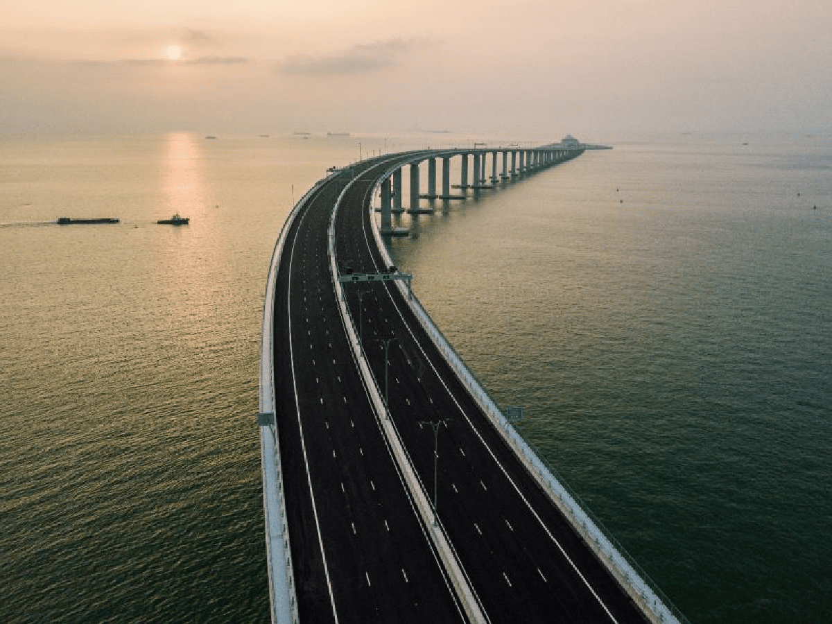 China inauguró un puente de 55 kilómetros, el más largo del mundo sobre el mar