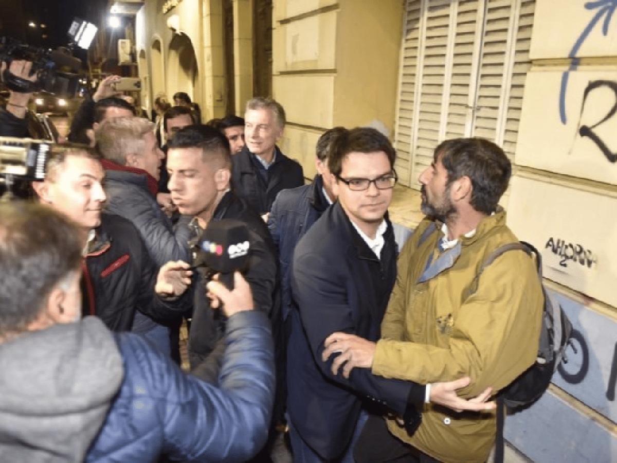 [Video] Intentaron escrachar a Macri en el ingreso al restaurante donde cena con Schiaretti