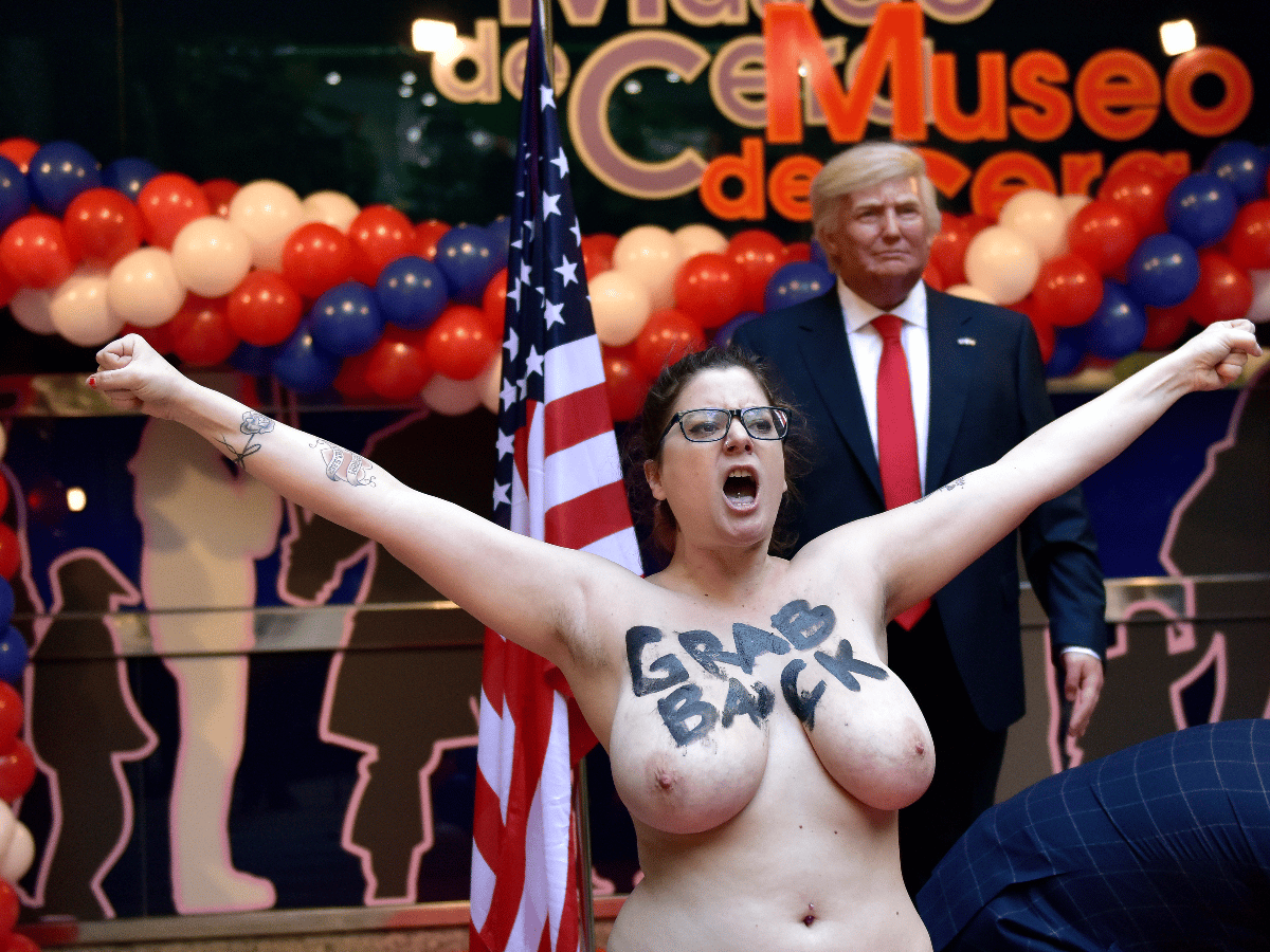 Una activista feminista boicoteó la llegada de una estatua de Trump 