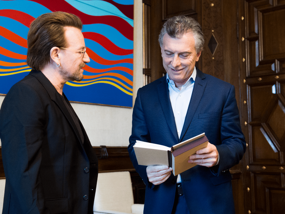 Bono, líder de U2, le expresó a Mauricio Macri su preocupación por Santiago Maldonado