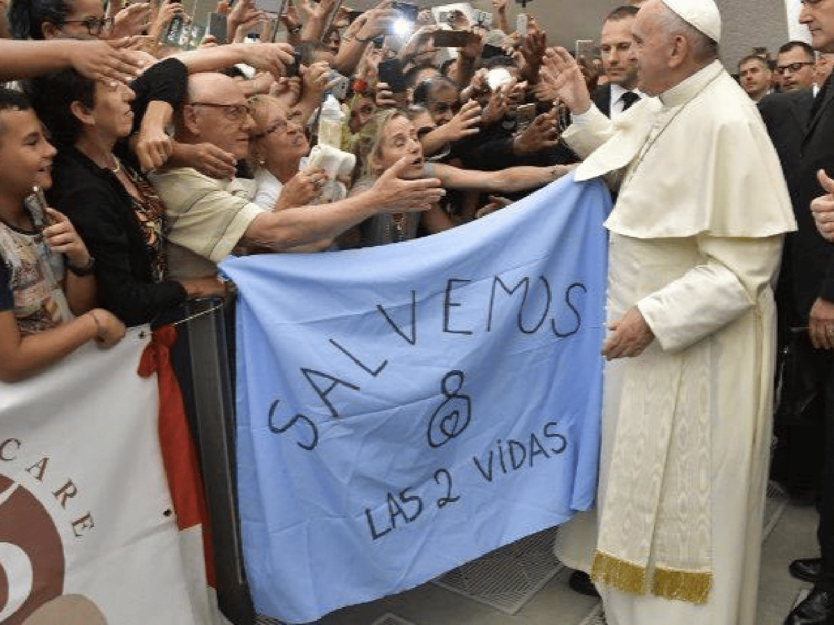 Militantes "provida" desplegaron una bandera celeste ante Francisco en El Vaticano