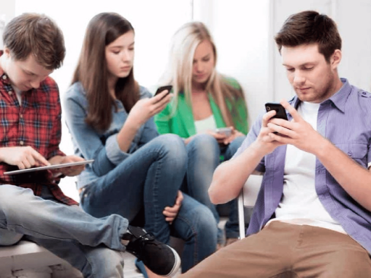Adolescentes prefieren informarse a través de las redes sociales