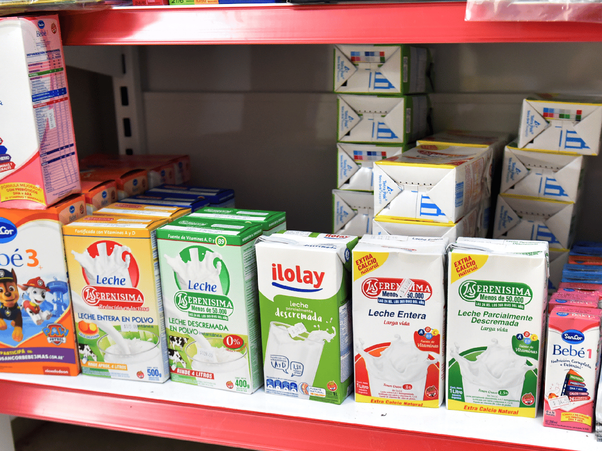 El consumo de leche cayó un 17 % en la ciudad y la gente elige segundas marcas 