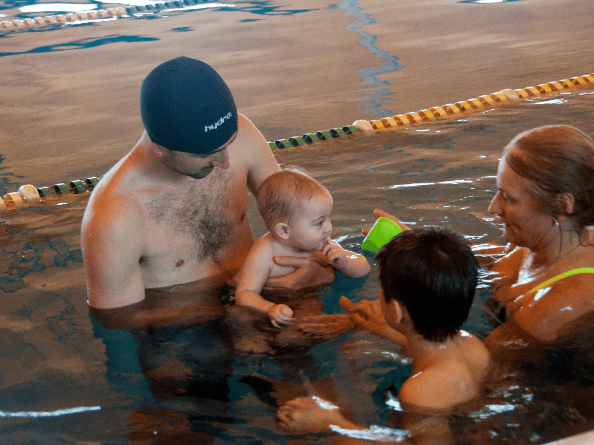 Como “pez en el agua”: la  natación para bebés favorece  el desarrollo físico y mental