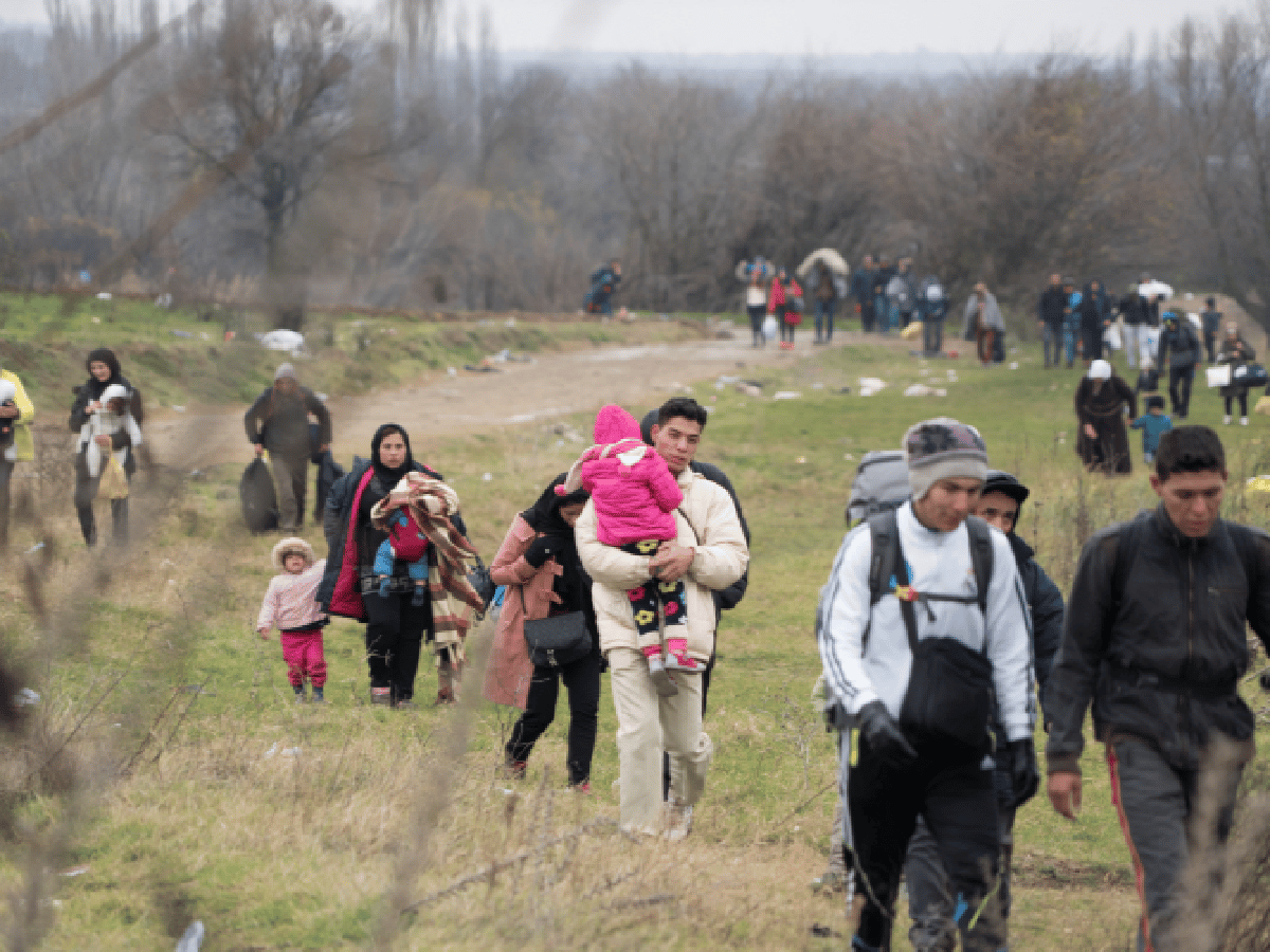 Por la crisis, migrantes bolivianos retornan a su país