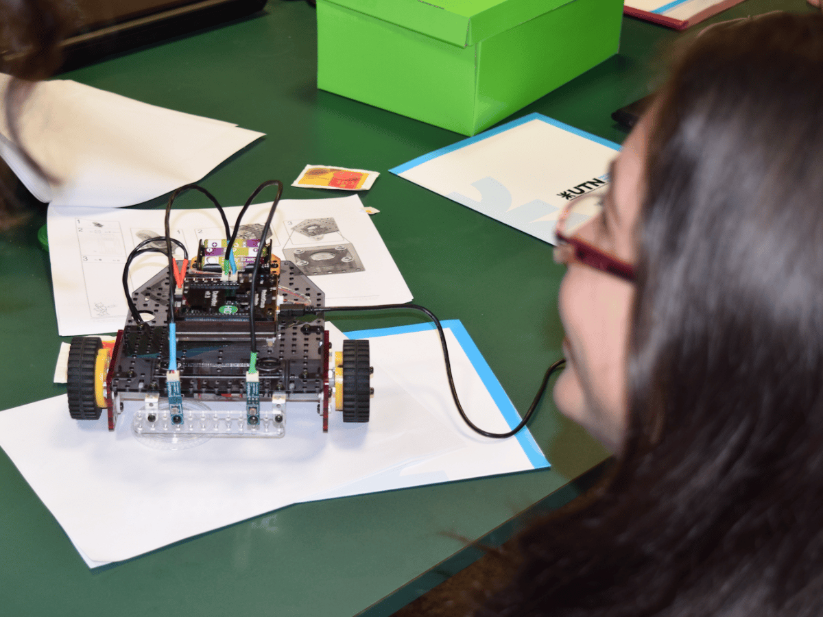 UTN dicta taller para aprender a armar robots para competencia de electrónica  