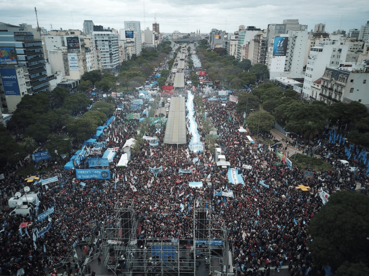 Miles de manifestantes protestaron en la Avenida 9 de Julio por el acuerdo con el FMI 
