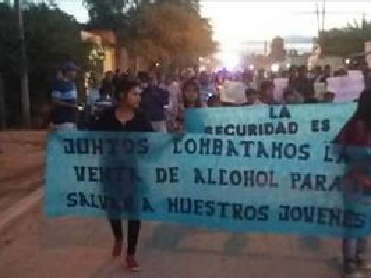 Drogarse con nafta y alcohol etílico, el nuevo flagelo de los adolescentes de la comunidad wichí en Salta