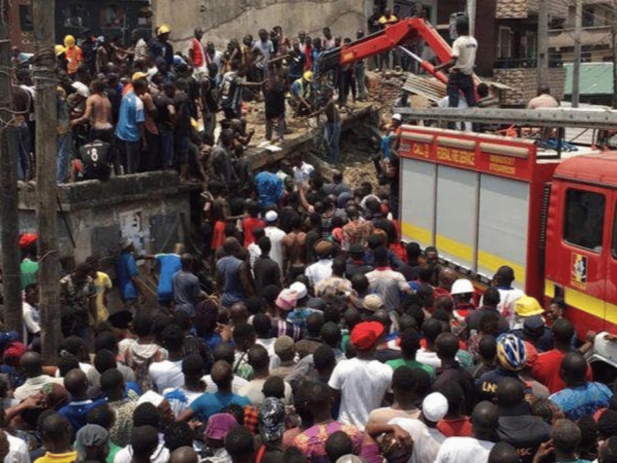 Se derrumbó el edificio de una escuela en Nigeria: al menos 100 niños quedaron atrapados