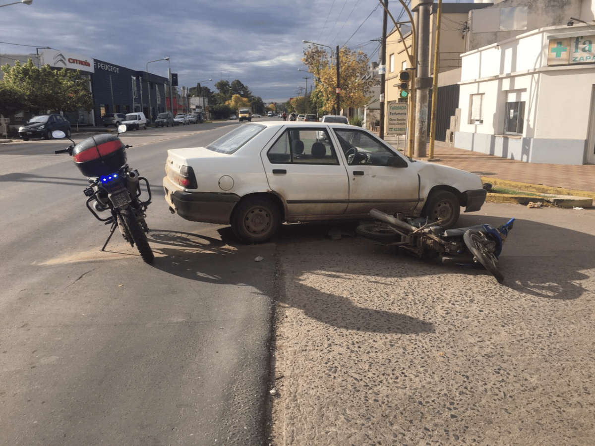 Motociclista lesionada tras chocar con automóvil