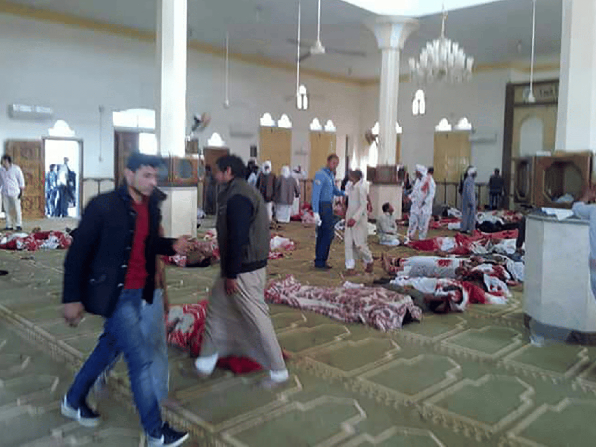 Egipto sufrió su peor atentado con una masacre en una mezquita 