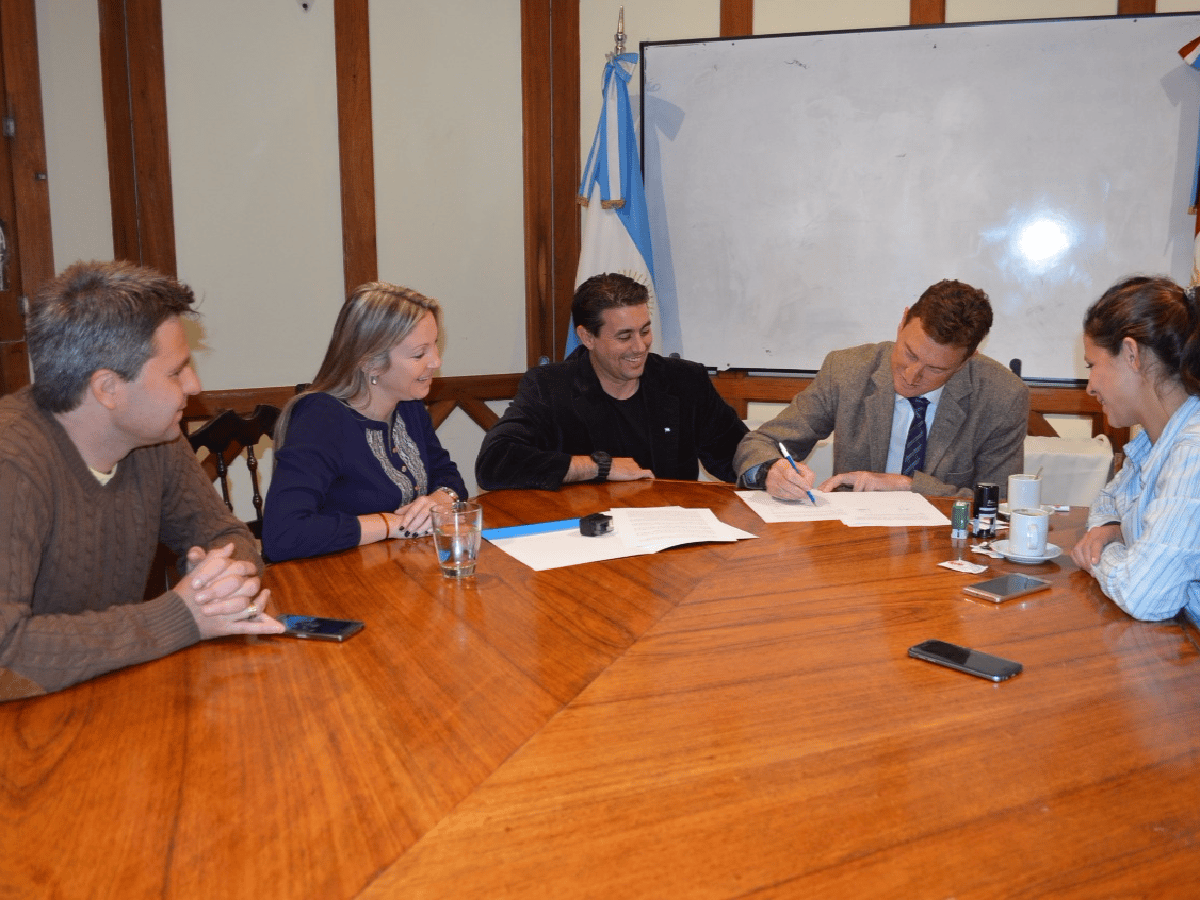 García Aresca firmó convenio marco con la Agencia Córdoba Joven