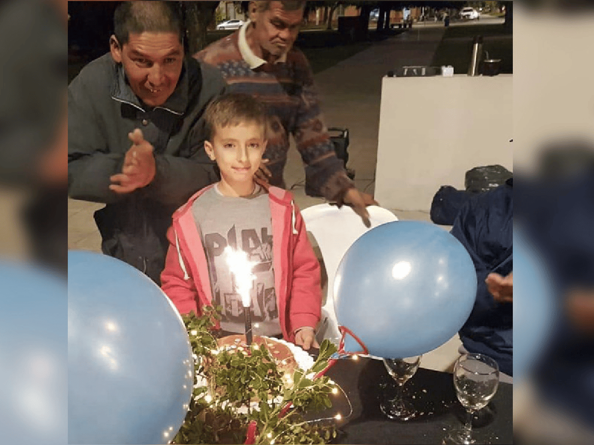 Emocionante: un niño celebró su cumpleaños junto a personas en situación de calle