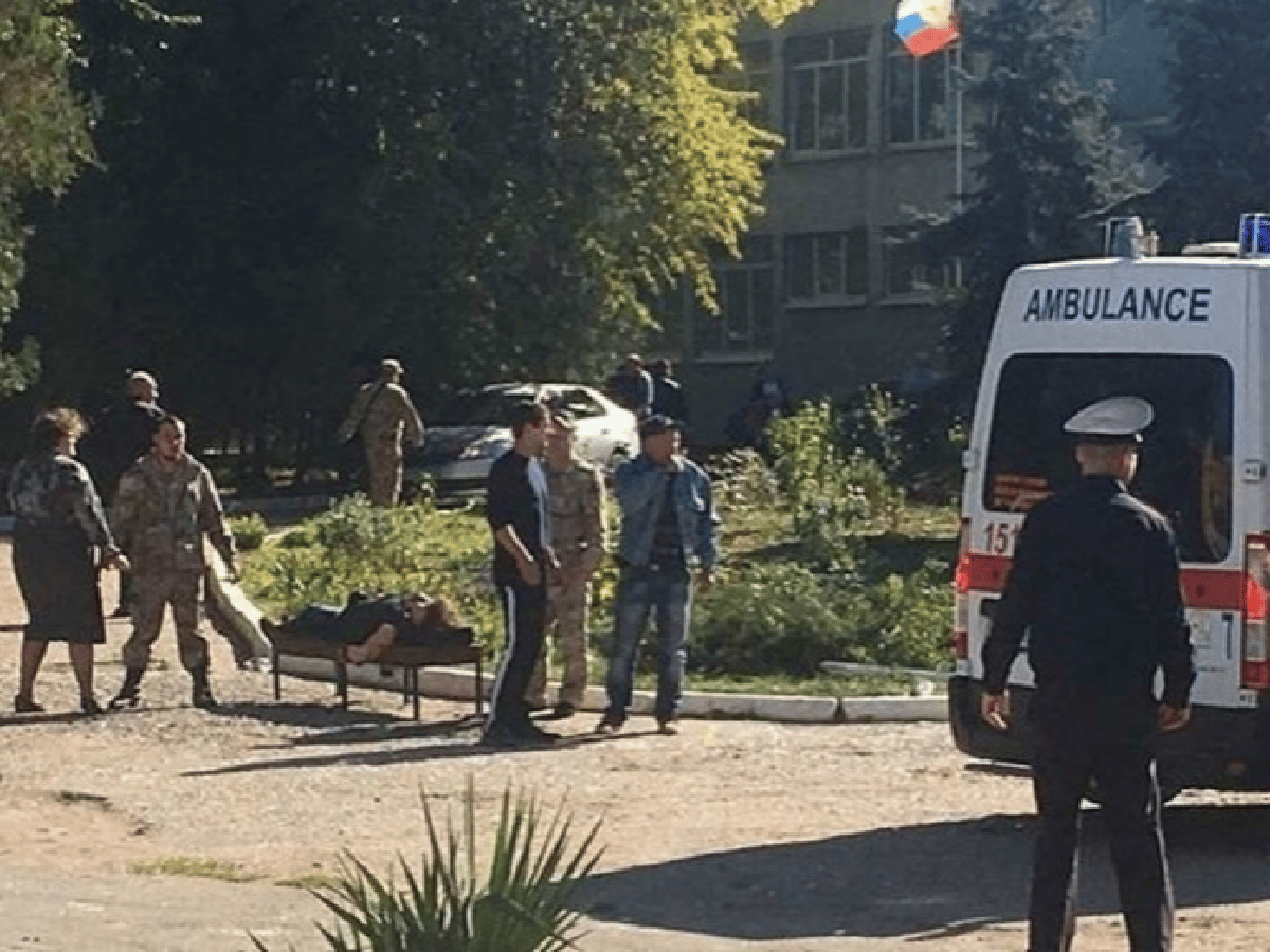Explosión y tiros contra profesores y alumnos en un colegio de Crimea: al menos 13 muertos