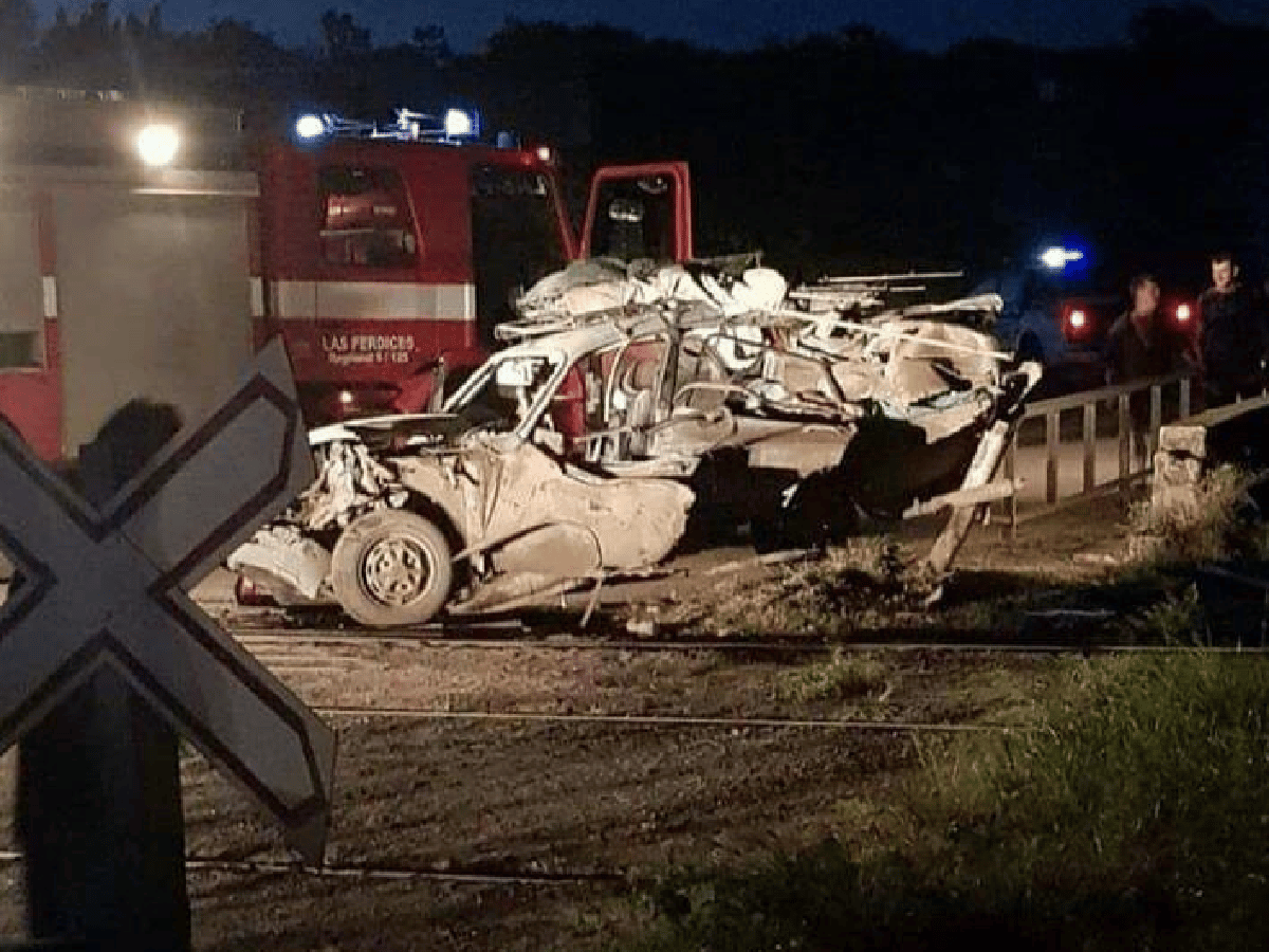 Un tren arrolló a un auto y dejó un muerto y dos heridos