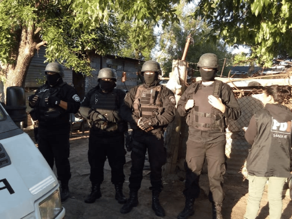 Dos detenidos y armas incautados en allanamientos en barrio Acapulco