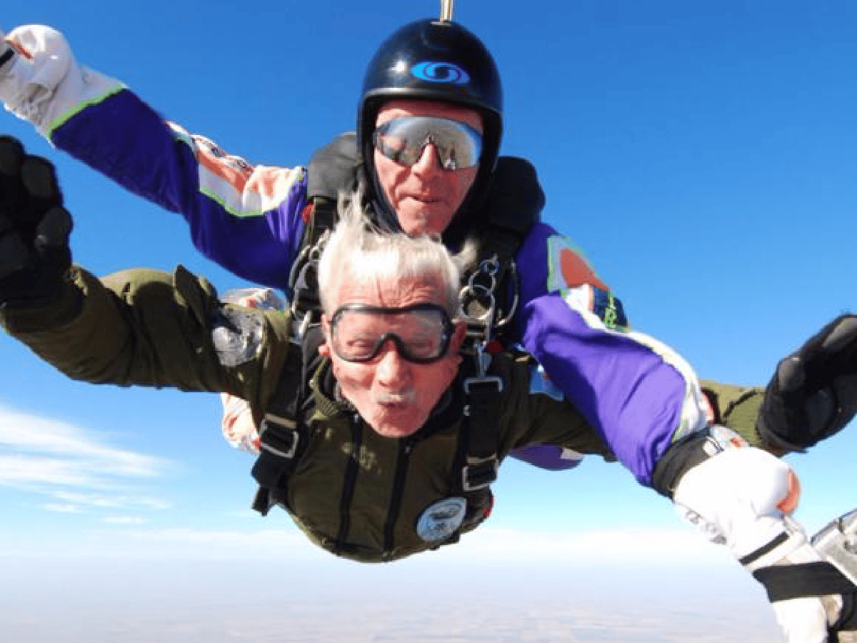Vuela alto: falleció el abuelo que saltaba en paracaídas