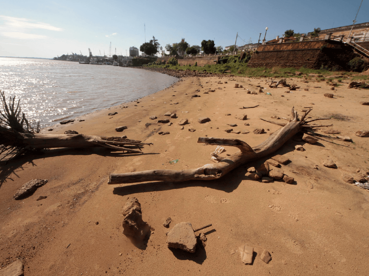 Bajante extraordinaria del río Paraná  deja embarcaciones sobre la arena 