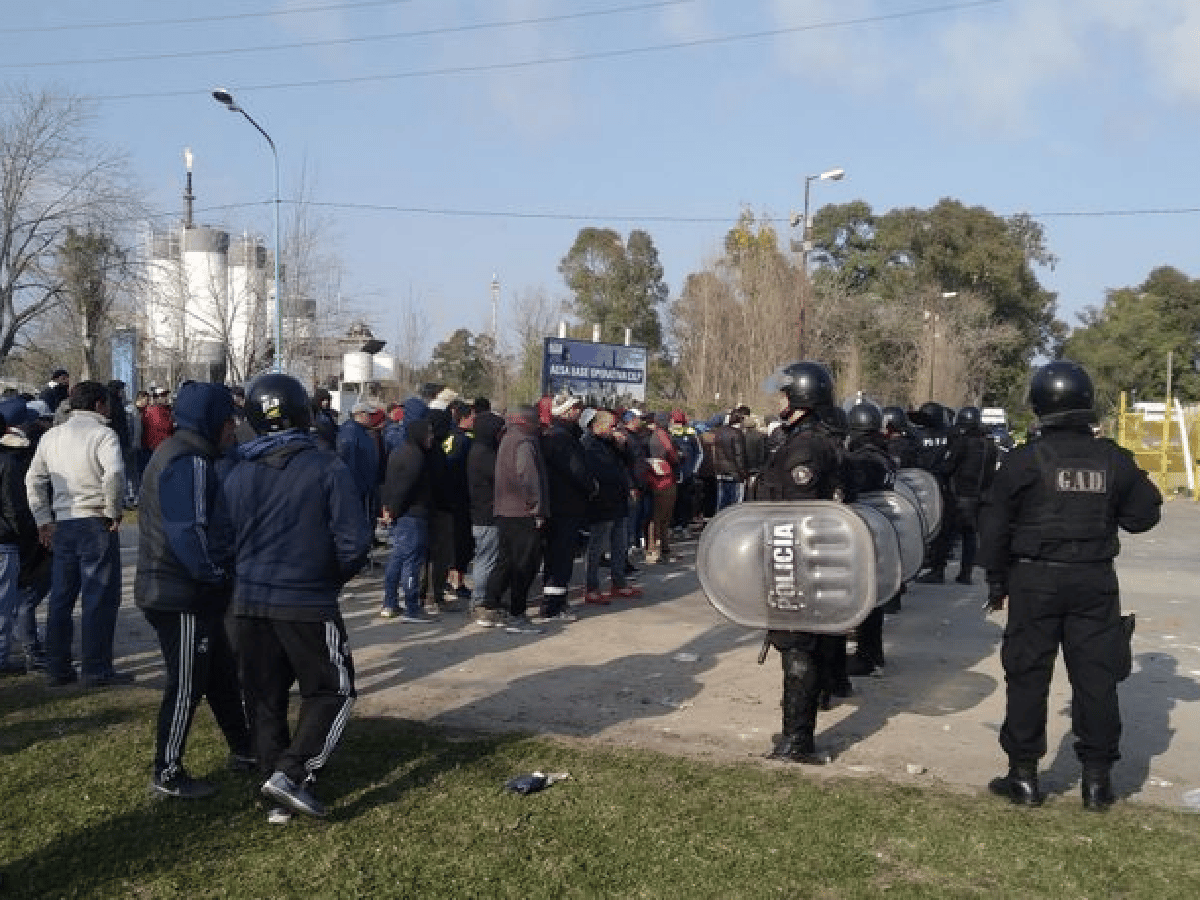 Nuevos incidentes en la destilería YPF de Ensenada entre facciones de la Uocra La Plata